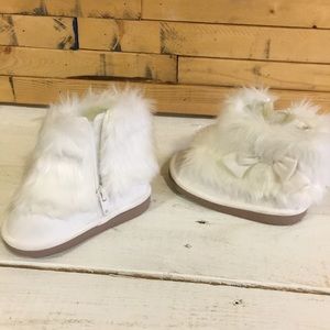 Gymboree faux fur white boots baby girl